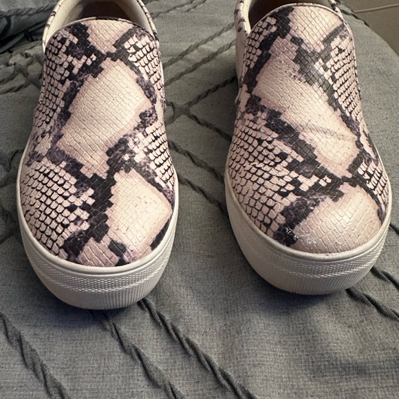 Steve Madden Pink and Black Snake Print Sneakers - Picture 1 of 13